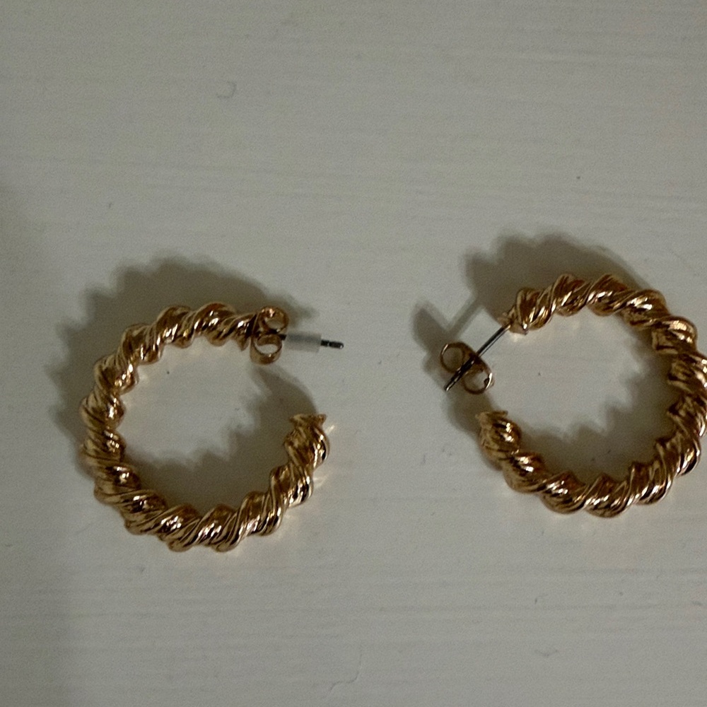 Women’s Gold Twist Hoop Earrings - Elegant Rope Design